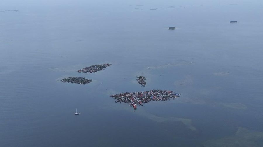 Pemandangan udara Pulau Gardi Sugdub, di Kepulauan Guna Yala, Panama yang diambil pada tanggal 27 Mei 2025.  (Photo by MARTIN BERNETTI / AFP)