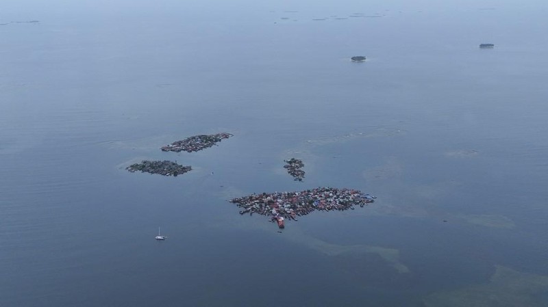 Pemandangan udara Pulau Gardi Sugdub, di Kepulauan Guna Yala, Panama yang diambil pada tanggal 27 Mei 2025.  (Photo by MARTIN BERNETTI / AFP)