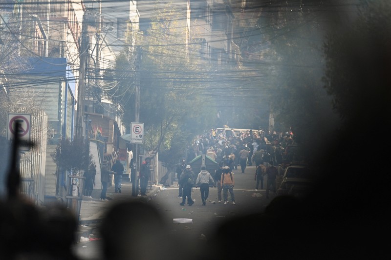 Para demonstran ikut serta dalam pawai untuk memprotes krisis ekonomi di Cochabamba, Bolivia, 4 Juni 2025. Spanduk bertuliskan Para demonstran ikut serta dalam pawai untuk memprotes krisis ekonomi di Cochabamba, Bolivia, 4 Juni 2025. Spanduk bertuliskan