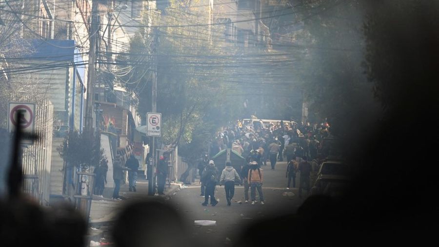 Para demonstran ikut serta dalam pawai untuk memprotes krisis ekonomi di Cochabamba, Bolivia, 4 Juni 2025. Spanduk bertuliskan 