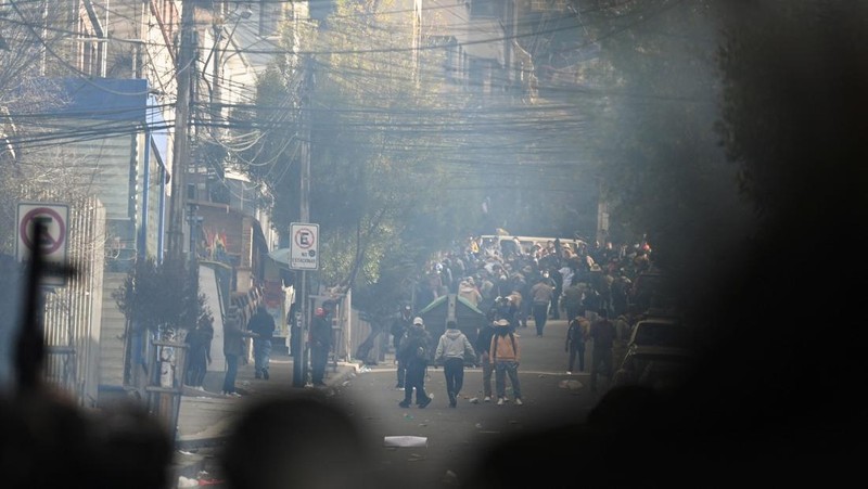 Para demonstran ikut serta dalam pawai untuk memprotes krisis ekonomi di Cochabamba, Bolivia, 4 Juni 2025. Spanduk bertuliskan 