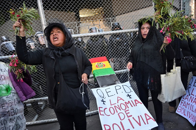 Para demonstran ikut serta dalam pawai untuk memprotes krisis ekonomi di Cochabamba, Bolivia, 4 Juni 2025. Spanduk bertuliskan Para demonstran ikut serta dalam pawai untuk memprotes krisis ekonomi di Cochabamba, Bolivia, 4 Juni 2025. Spanduk bertuliskan