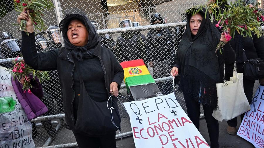 Para demonstran ikut serta dalam pawai untuk memprotes krisis ekonomi di Cochabamba, Bolivia, 4 Juni 2025. Spanduk bertuliskan 