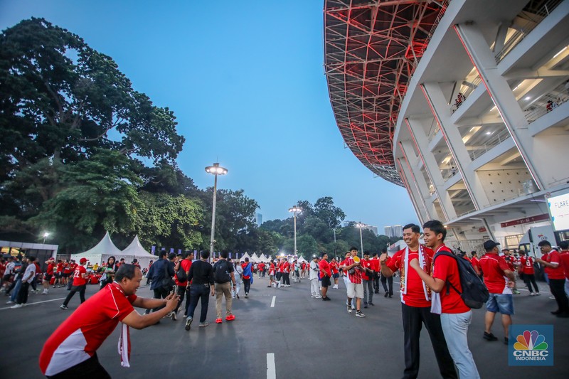 Pendukung Timnas Indonesia memadati kawasan Stadion Utama Gelora Bung Karno (SUGBK) di Jakarta, Kamis (5/5/2025). Pendukung Timnas Indonesia memadati kawasan Stadion Utama Gelora Bung Karno (SUGBK) di Jakarta, Kamis (5/5/2025). (CNBC Indonesia/Faisal Rahman)