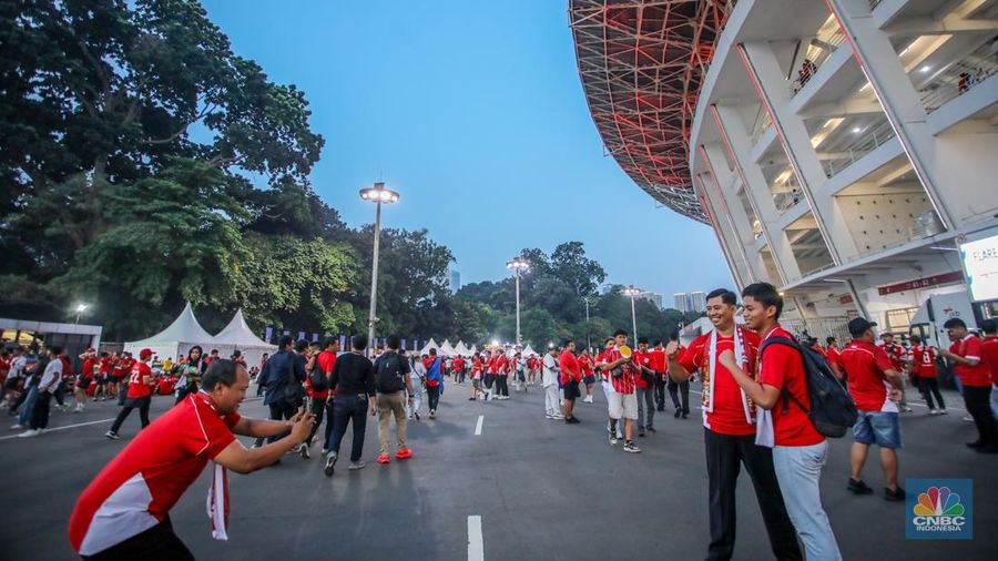 Pendukung Timnas Indonesia memadati kawasan Stadion Utama Gelora Bung Karno (SUGBK) di Jakarta, Kamis (5/5/2025).  (CNBC Indonesia/Faisal Rahman)