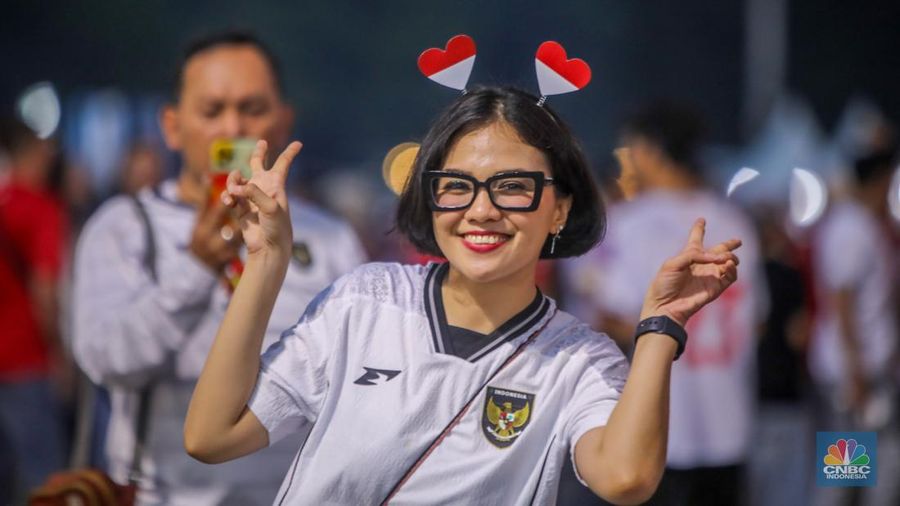 Pendukung Timnas Indonesia memadati kawasan Stadion Utama Gelora Bung Karno (SUGBK) di Jakarta, Kamis (5/5/2025). Pendukung Timnas Indonesia memadati kawasan Stadion Utama Gelora Bung Karno (SUGBK) di Jakarta, Kamis (5/5/2025). (CNBC Indonesia/Faisal Rahman)