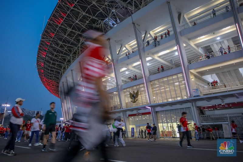 Pendukung Timnas Indonesia memadati kawasan Stadion Utama Gelora Bung Karno (SUGBK) di Jakarta, Kamis (5/5/2025). Pendukung Timnas Indonesia memadati kawasan Stadion Utama Gelora Bung Karno (SUGBK) di Jakarta, Kamis (5/5/2025). (CNBC Indonesia/Faisal Rahman)