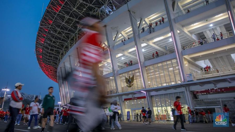 Pendukung Timnas Indonesia memadati kawasan Stadion Utama Gelora Bung Karno (SUGBK) di Jakarta, Kamis (5/5/2025). Pendukung Timnas Indonesia memadati kawasan Stadion Utama Gelora Bung Karno (SUGBK) di Jakarta, Kamis (5/5/2025). (CNBC Indonesia/Faisal Rahman)