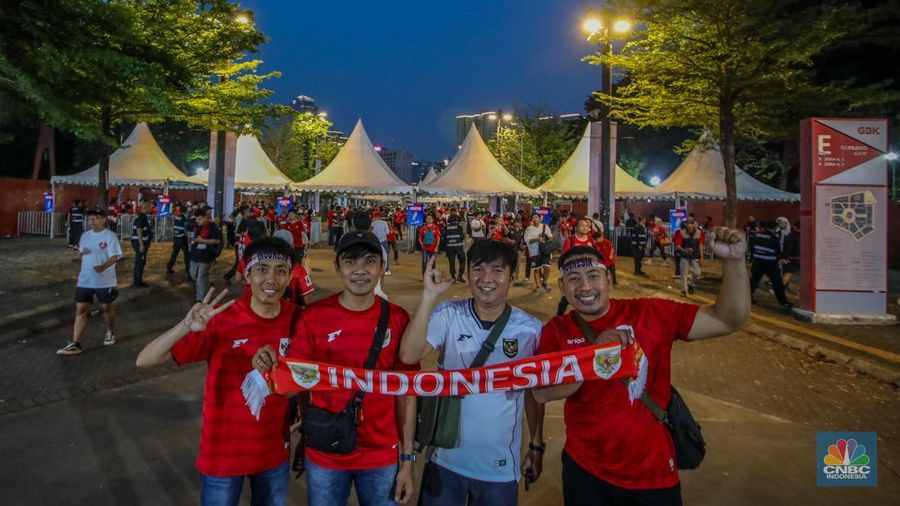 Pendukung Timnas Indonesia memadati kawasan Stadion Utama Gelora Bung Karno (SUGBK) di Jakarta, Kamis (5/5/2025). Pendukung Timnas Indonesia memadati kawasan Stadion Utama Gelora Bung Karno (SUGBK) di Jakarta, Kamis (5/5/2025). (CNBC Indonesia/Faisal Rahman)