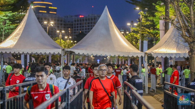Pendukung Timnas Indonesia memadati kawasan Stadion Utama Gelora Bung Karno (SUGBK) di Jakarta, Kamis (5/5/2025). Pendukung Timnas Indonesia memadati kawasan Stadion Utama Gelora Bung Karno (SUGBK) di Jakarta, Kamis (5/5/2025). (CNBC Indonesia/Faisal Rahman)