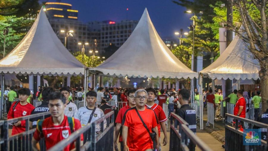 Pendukung Timnas Indonesia memadati kawasan Stadion Utama Gelora Bung Karno (SUGBK) di Jakarta, Kamis (5/5/2025).  (CNBC Indonesia/Faisal Rahman)