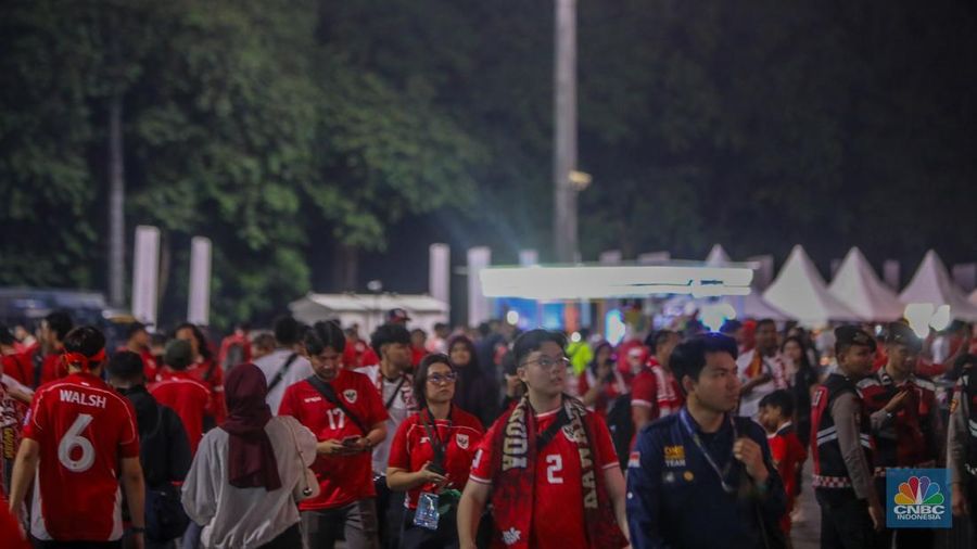 Pendukung Timnas Indonesia memadati kawasan Stadion Utama Gelora Bung Karno (SUGBK) di Jakarta, Kamis (5/5/2025). Pendukung Timnas Indonesia memadati kawasan Stadion Utama Gelora Bung Karno (SUGBK) di Jakarta, Kamis (5/5/2025). (CNBC Indonesia/Faisal Rahman)