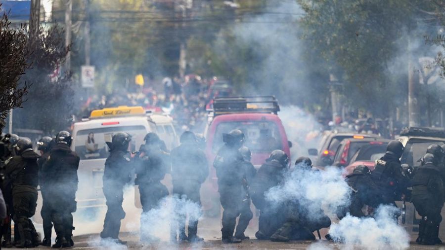 Para demonstran ikut serta dalam pawai untuk memprotes krisis ekonomi di Cochabamba, Bolivia, 4 Juni 2025. Spanduk bertuliskan 
