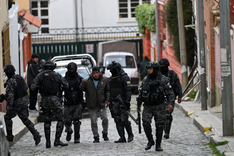 Para demonstran ikut serta dalam pawai untuk memprotes krisis ekonomi di Cochabamba, Bolivia, 4 Juni 2025. Spanduk bertuliskan Para demonstran ikut serta dalam pawai untuk memprotes krisis ekonomi di Cochabamba, Bolivia, 4 Juni 2025. Spanduk bertuliskan