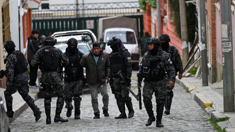 Para demonstran ikut serta dalam pawai untuk memprotes krisis ekonomi di Cochabamba, Bolivia, 4 Juni 2025. Spanduk bertuliskan 