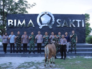 Pererat Silaturahmi, Polres Kampar Serahkan Sapi Kurban ke TNI
