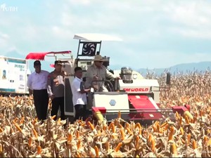 Pakai Traktor Pemanen Jagung, Prabowo Pimpin Panen Raya Serentak Kuartal II
