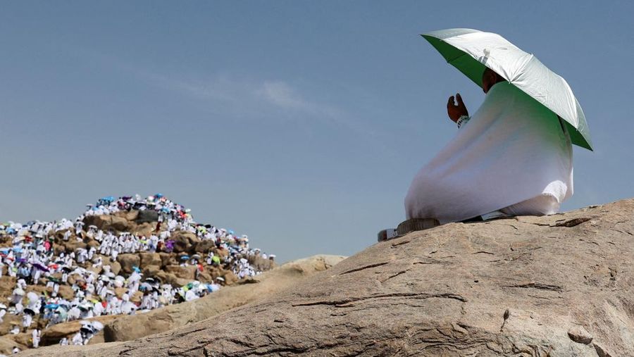Muslim pilgrims gather at Jabal al-Rahmah, also known as Mount Arafat, during the annual hajj pilgrimage, outside the holy city of Mecca, Saudi Arabia, June 5, 2025. REUTERS/Khaled Abdullah
