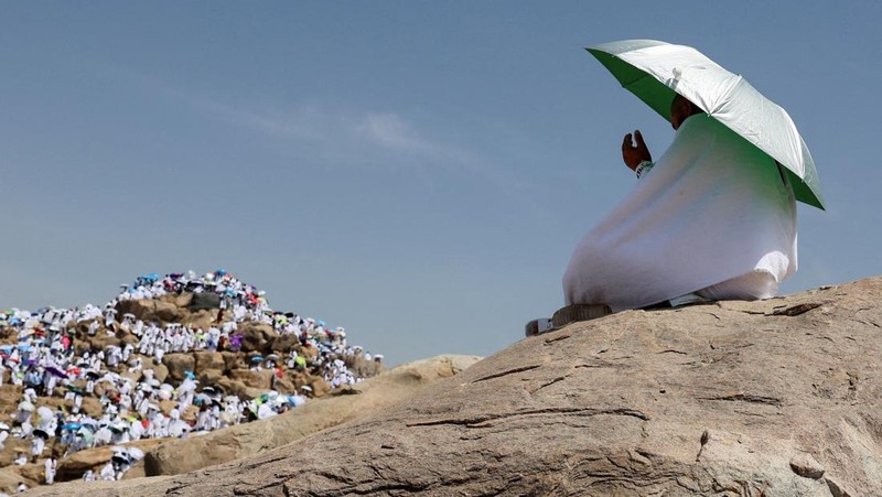 Muslim pilgrims gather at Jabal al-Rahmah, also known as Mount Arafat, during the annual hajj pilgrimage, outside the holy city of Mecca, Saudi Arabia, June 5, 2025. REUTERS/Khaled Abdullah