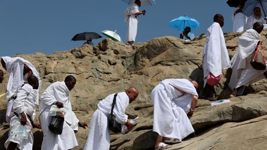 Muslim pilgrims gather at Jabal al-Rahmah, also known as Mount Arafat, during the annual hajj pilgrimage, outside the holy city of Mecca, Saudi Arabia, June 5, 2025. REUTERS/Khaled Abdullah