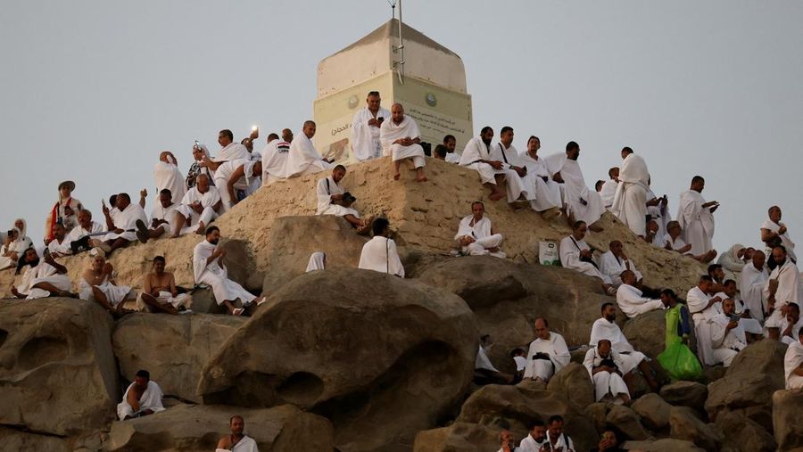 Muslim pilgrims gather at Jabal al-Rahmah, also known as Mount Arafat, during the annual hajj pilgrimage, outside the holy city of Mecca, Saudi Arabia, June 5, 2025. REUTERS/Khaled Abdullah