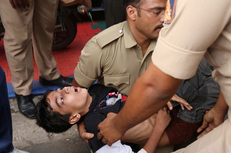 POrang-orang berkumpul untuk merayakan kemenangan pertama Liga Premier India (IPL) Royal Challengers Bengaluru, di luar stadion kriket di Bengaluru, India, 4 Juni 2025. (REUTERS/Stringer)