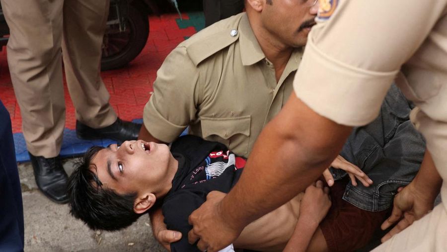 POrang-orang berkumpul untuk merayakan kemenangan pertama Liga Premier India (IPL) Royal Challengers Bengaluru, di luar stadion kriket di Bengaluru, India, 4 Juni 2025. (REUTERS/Stringer)