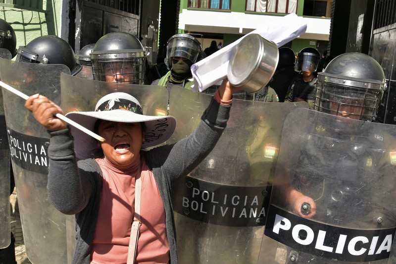 Para demonstran ikut serta dalam pawai untuk memprotes krisis ekonomi di Cochabamba, Bolivia, 4 Juni 2025. Spanduk bertuliskan Para demonstran ikut serta dalam pawai untuk memprotes krisis ekonomi di Cochabamba, Bolivia, 4 Juni 2025. Spanduk bertuliskan