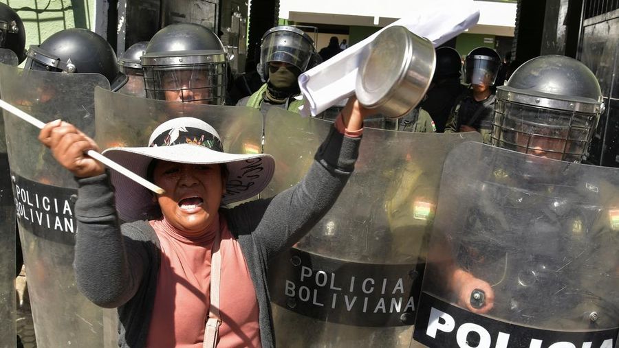 Para demonstran ikut serta dalam pawai untuk memprotes krisis ekonomi di Cochabamba, Bolivia, 4 Juni 2025. Spanduk bertuliskan 
