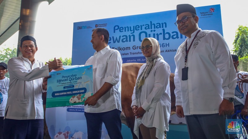 Seremoni penyerahan 946 ekor hewan kurban TelkomGroup di The Telkom Hub, Jakarta, Kamis (5/6/2025). Seremoni penyerahan 946 ekor hewan kurban TelkomGroup di The Telkom Hub, Jakarta, Kamis (5/6/2025). (CNBC Indonesia/Faisal Rahman)