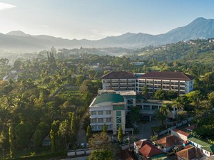 Musim Haji Tiba, Hotel di Puncak Cuan dari Turis Arab Saudi
