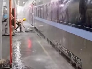 Viral Rangkaian KA di Stasiun Purwokerto Terguyur Hujan Deras, Ini Kata KAI