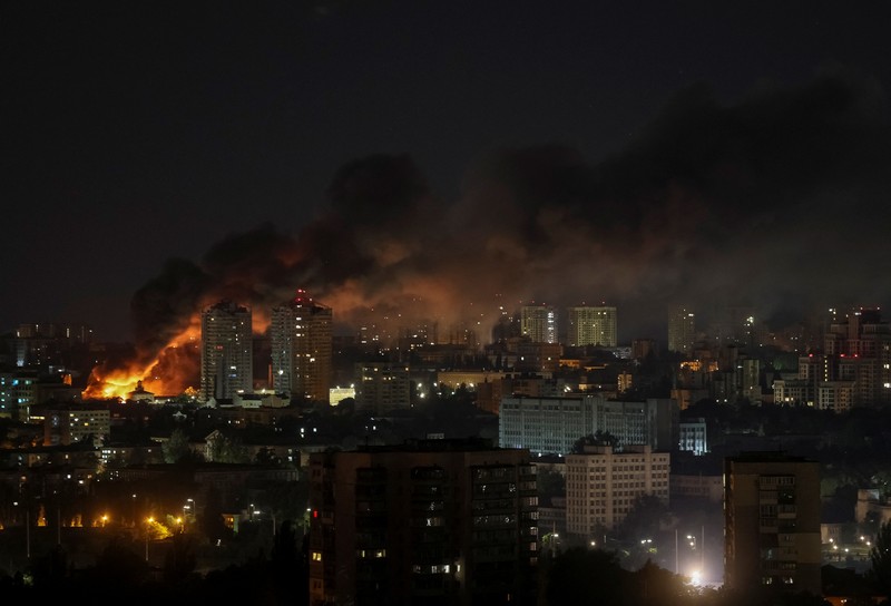 Api dan asap mengepul setelah serangan pesawat nirawak Rusia di Kyiv, Ukraina, Jumat (6/6/2025).  (REUTERS/Gleb Garanich)