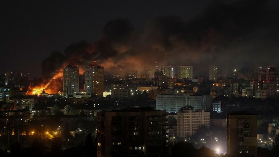 Api dan asap mengepul setelah serangan pesawat nirawak Rusia di Kyiv, Ukraina, Jumat (6/6/2025).  (REUTERS/Gleb Garanich)