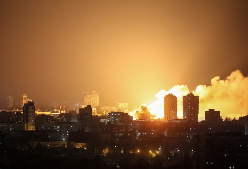 Api dan asap mengepul setelah serangan pesawat nirawak Rusia di Kyiv, Ukraina, Jumat (6/6/2025).  (REUTERS/Gleb Garanich)