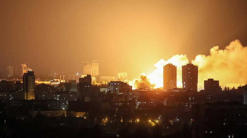 Api dan asap mengepul setelah serangan pesawat nirawak Rusia di Kyiv, Ukraina, Jumat (6/6/2025).  (REUTERS/Gleb Garanich)