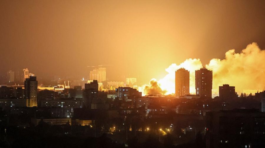Api dan asap mengepul setelah serangan pesawat nirawak Rusia di Kyiv, Ukraina, Jumat (6/6/2025). (REUTERS/Gleb Garanich) Api dan asap mengepul setelah serangan pesawat nirawak Rusia di Kyiv, Ukraina, Jumat (6/6/2025). (REUTERS/Gleb Garanich)