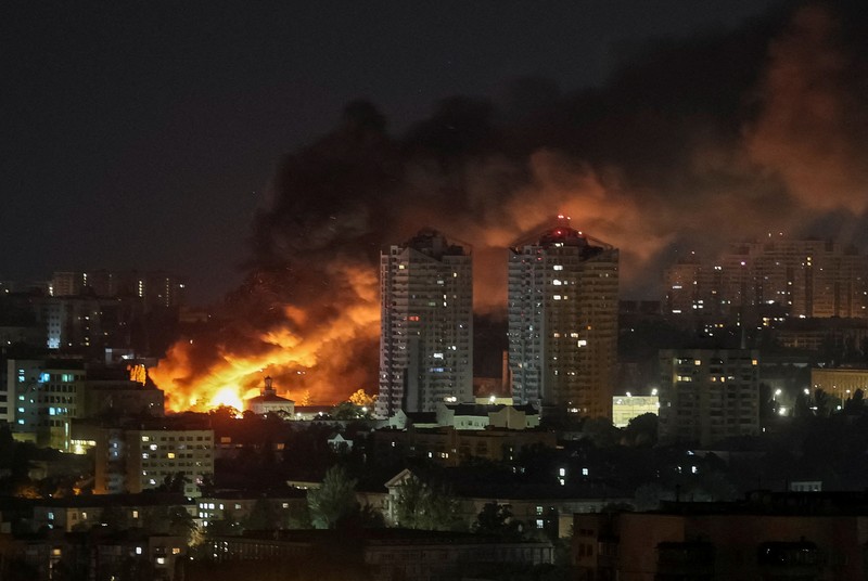 Api dan asap mengepul setelah serangan pesawat nirawak Rusia di Kyiv, Ukraina, Jumat (6/6/2025).  (REUTERS/Gleb Garanich)
