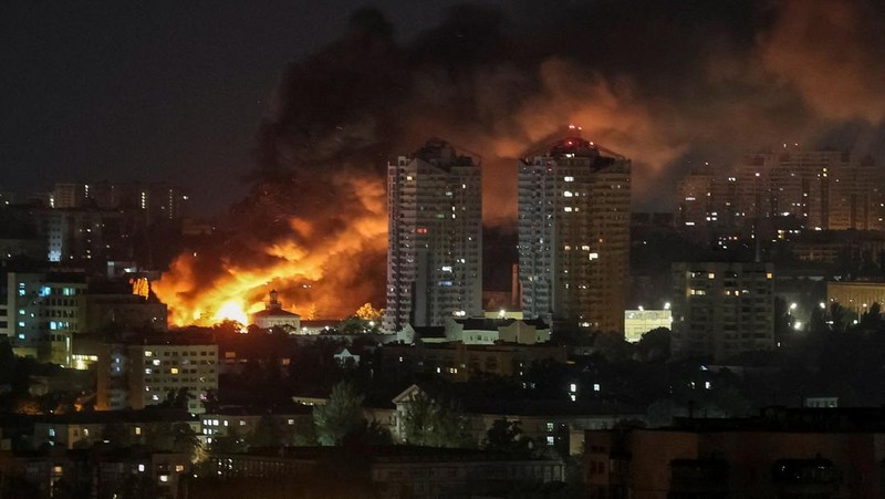 Api dan asap mengepul setelah serangan pesawat nirawak Rusia di Kyiv, Ukraina, Jumat (6/6/2025).  (REUTERS/Gleb Garanich)