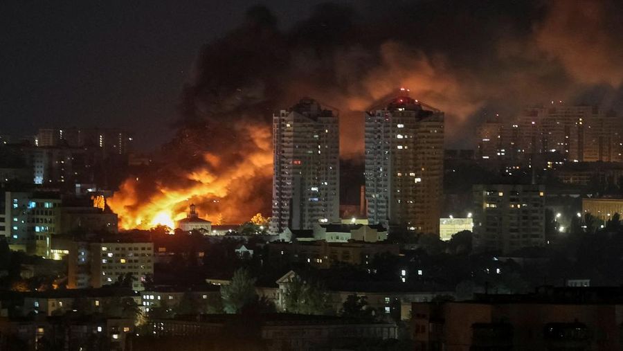 Api dan asap mengepul setelah serangan pesawat nirawak Rusia di Kyiv, Ukraina, Jumat (6/6/2025). (REUTERS/Gleb Garanich) Api dan asap mengepul setelah serangan pesawat nirawak Rusia di Kyiv, Ukraina, Jumat (6/6/2025). (REUTERS/Gleb Garanich)