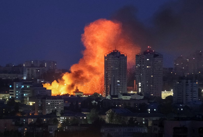 Api dan asap mengepul setelah serangan pesawat nirawak Rusia di Kyiv, Ukraina, Jumat (6/6/2025).  (REUTERS/Gleb Garanich)