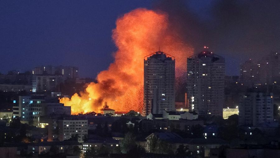 Api dan asap mengepul setelah serangan pesawat nirawak Rusia di Kyiv, Ukraina, Jumat (6/6/2025). (REUTERS/Gleb Garanich) Api dan asap mengepul setelah serangan pesawat nirawak Rusia di Kyiv, Ukraina, Jumat (6/6/2025). (REUTERS/Gleb Garanich)