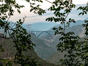 India Punya Jembatan Kereta Tertinggi di Dunia, Melebihi Menara Eiffel