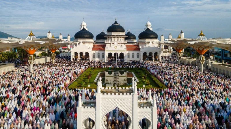 Foto udara menunjukkan jamaah Muslim melaksanakan salat Idul Adha di Masjid Raya Baiturrahman, Banda Aceh, Jumat (6/6/2025). (CHAIDEER MAHYUDDIN / AFP)