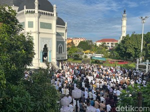 Ribuan Jemaah Berbondong Salat Idul Adha di Masjid Raya Al Mashun Medan