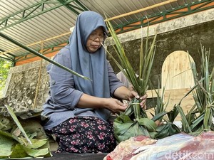Lestarikan Tradisi, Warga di Kulon Progo Bungkus Daging Kurban Pakai Sarangan