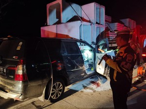 Innova Tabrak Truk di Tol Jombang, 3 Orang Tewas