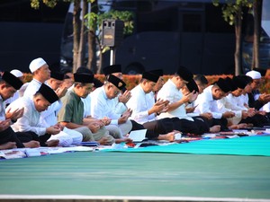 Momen Khidmat Salat Idul Adha di Mabes Polri Diimami Ustaz Muammar