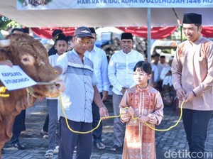 Polres Situbondo Bagikan Daging Kurban 4 Sapi-15 Kambing untuk Masyarakat