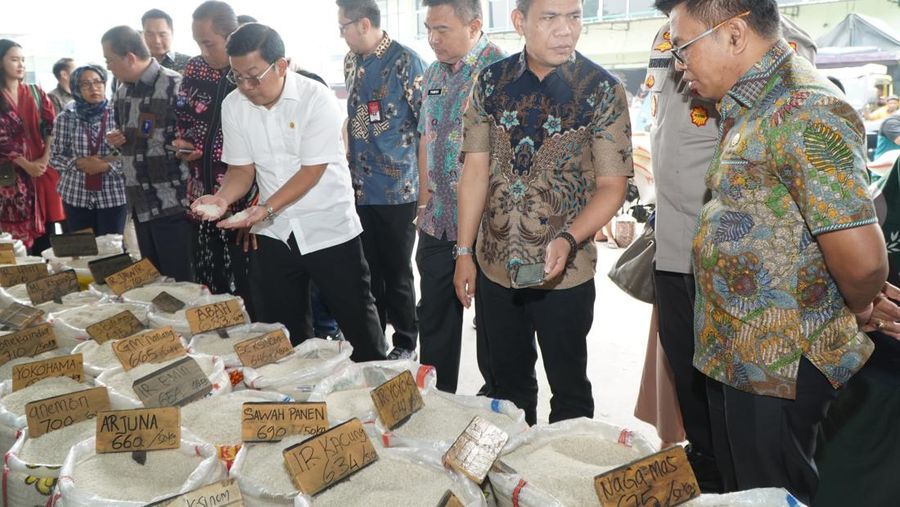 Kepala BAPANAS Arief Prasetyo Adi bersama jajarannya meninjau langsung stok beras di Pasar Induk Beras Cipinang (PIBC), Jakarta pada Kamis (5/6/2025). (Dok. Bapanas)